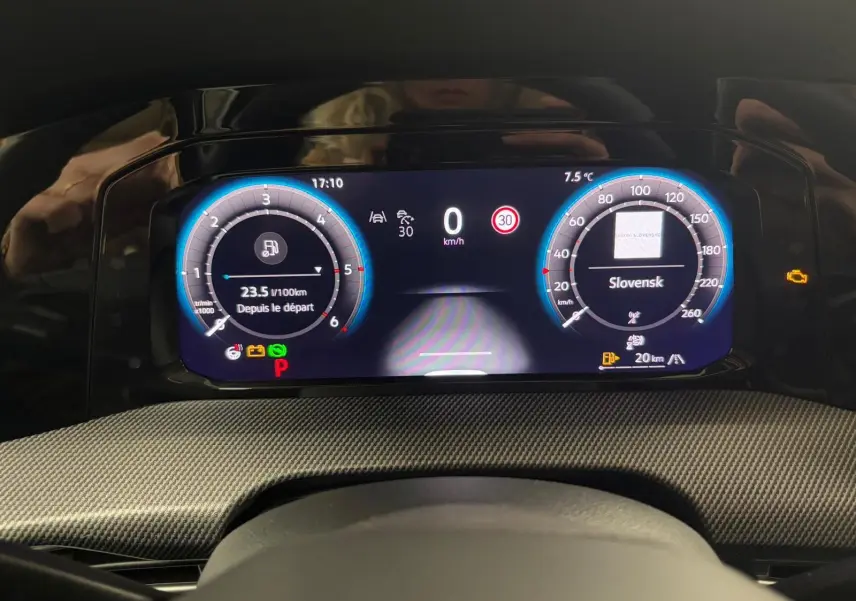 Tableau de bord numérique de Volkswagen Golf 2.0 TDI 150 DSG7 R-Line, affichage vitesse et consommation.