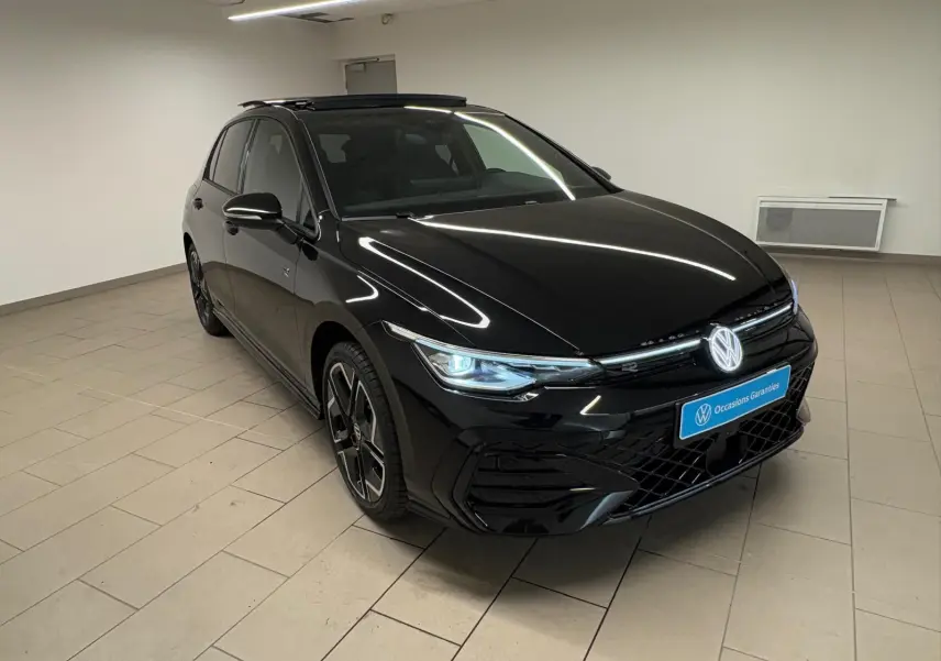 Volkswagen Golf 2.0 TDI R-Line noir grenadille en 3/4 avant droit avec toit ouvrant panoramique ouvert.
