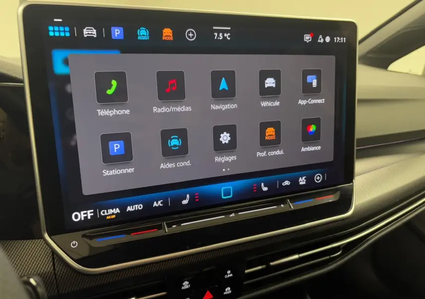 Écran tactile central de la Volkswagen Golf 2.0 TDI R-Line 2026, affichant le menu principal du système d'infodivertissement.