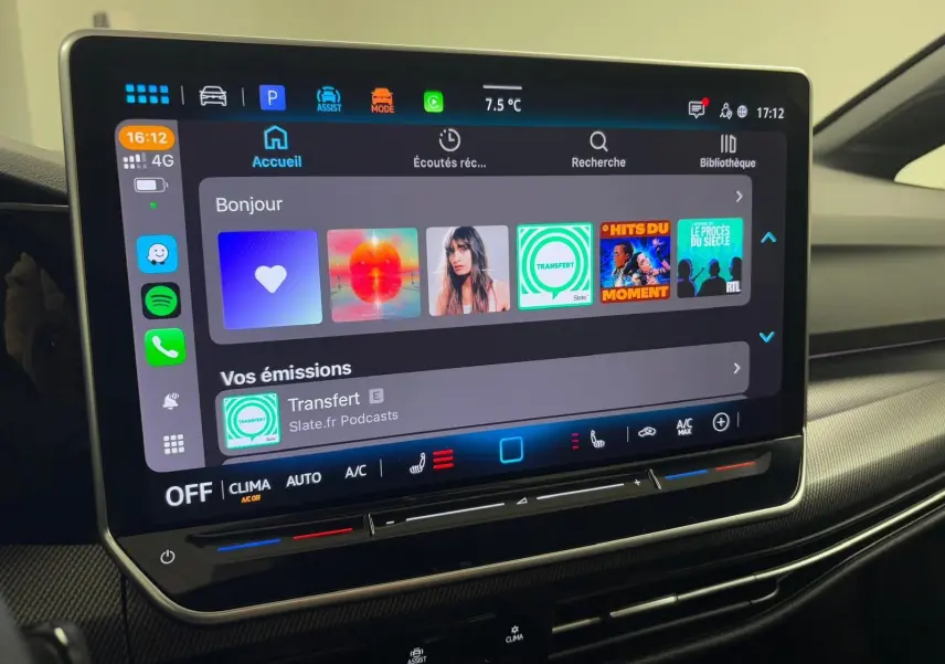 Écran tactile central du Volkswagen Golf 2.0 TDI 150 DSG7 R-Line, affichant l'interface multimédia moderne.