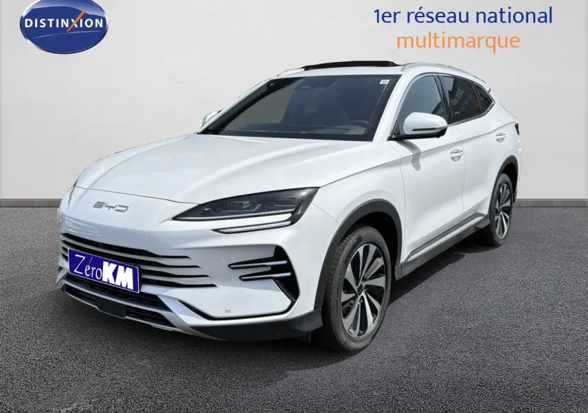 Vue 3/4 avant d’un BYD SEAL U hybride rechargeable blanc Snow White avec jantes distinctives et calandre épurée.