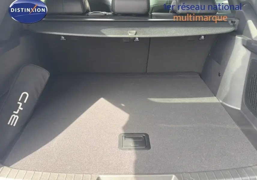 Coffre spacieux vu de l’arrière d’un BYD SEAL U 2026 blanc Snow White avec tapis et cache-bagages noirs.