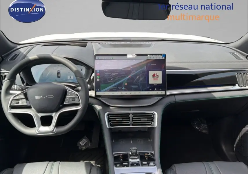 Vue intérieure avant du BYD SEAL U 2026 avec tableau de bord moderne, écran tactile central et volant multifonction noir.