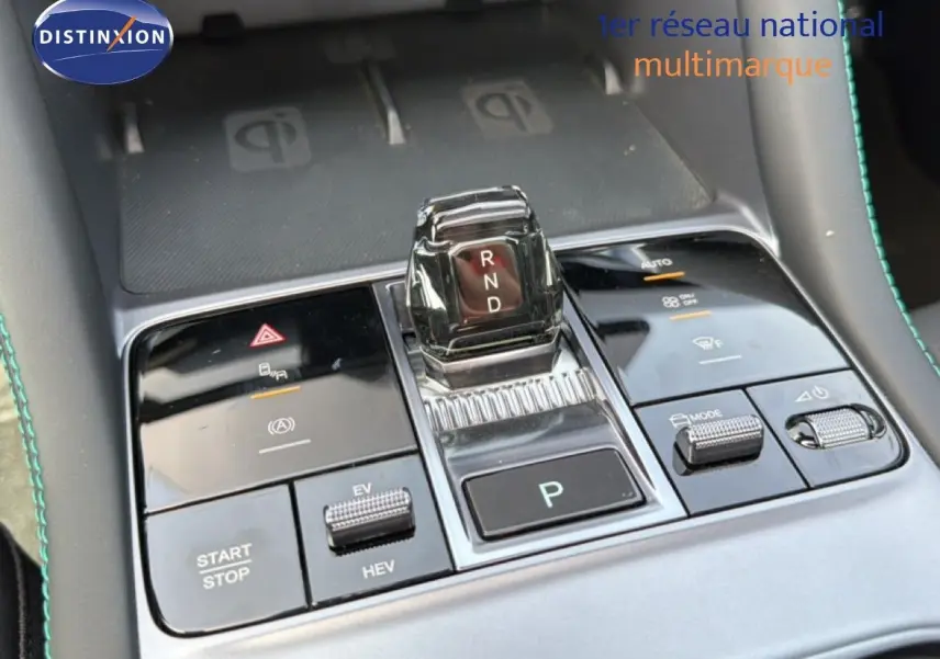 Vue rapprochée de la console centrale du BYD SEAL U blanche, mettant en valeur le levier de vitesses et les commandes tactiles.