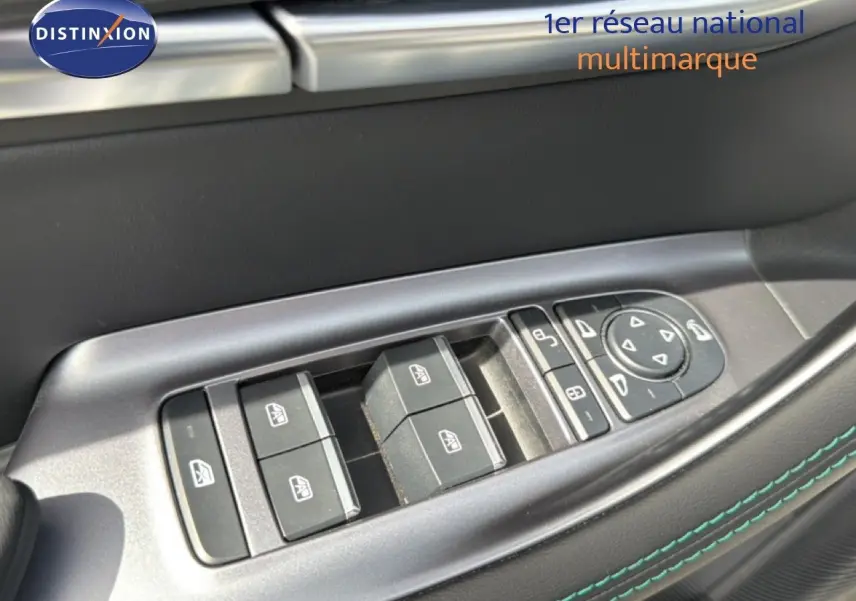 Gros plan sur les commandes des vitres et rétroviseurs sur la porte côté gauche d’un BYD SEAL U blanc.