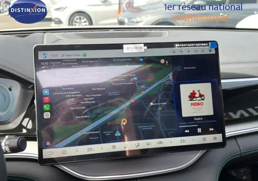 Écran tactile central du BYD SEAL U 2026 en Snow White, affichant navigation et interface multimédia moderne.