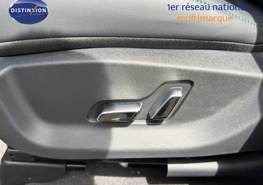 Gros plan sur les commandes électriques du siège conducteur du BYD SEAL U 2026 en cuir noir.