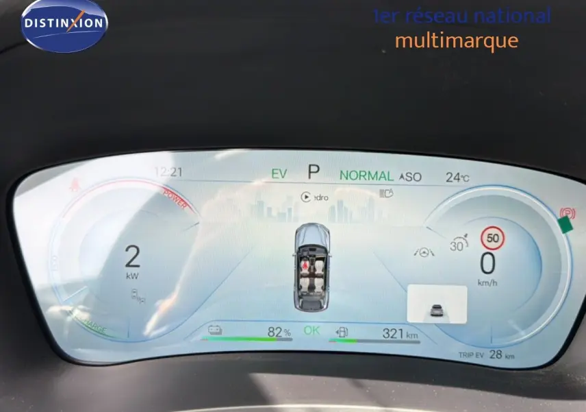 Vue rapprochée du tableau de bord numérique du BYD SEAL U 2026 affichant l'autonomie et la vitesse à 0 km/h.