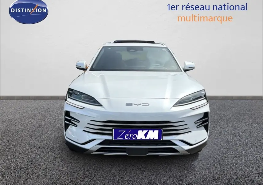Vue de face du BYD SEAL U 2026 en blanc Snow White, mettant en valeur sa calandre large et ses phares LED fins.