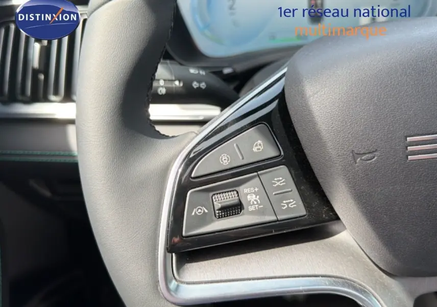 Gros plan sur les commandes au volant noir du BYD SEAL U 2026, mettant en valeur les boutons de régulateur et d'assistance.