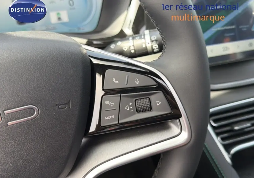 Gros plan sur les commandes à droite du volant noir du BYD SEAL U, avec tableau de bord numérique en arrière-plan.