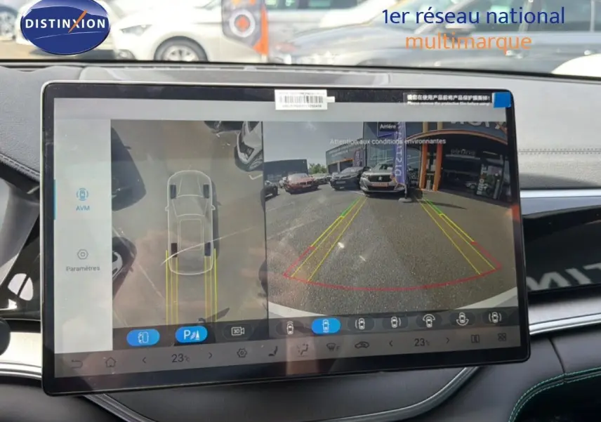 Écran central du BYD SEAL U 2026 affichant la caméra de recul et la vue 360°, intérieur avec finitions modernes.