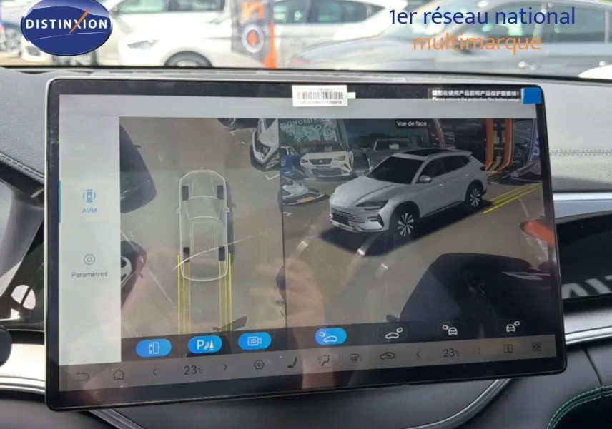 Écran intérieur affichant une vue 3D avant d'une BYD SEAL U Snow White en stationnement.