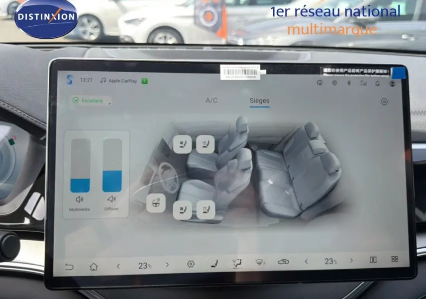 Écran tactile intérieur du BYD SEAL U 2026 affichant le contrôle des sièges en cuir noir et la climatisation à 23°C.