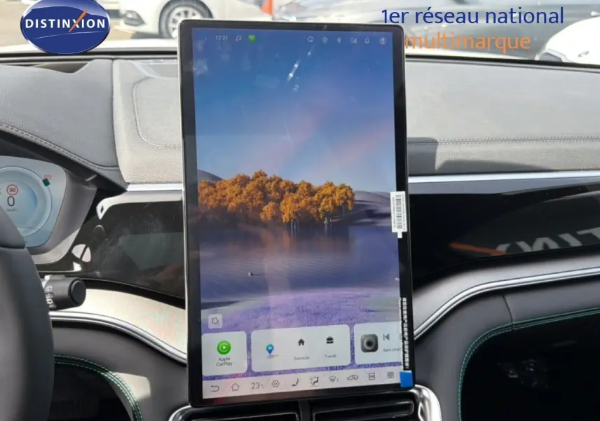 Vue intérieure centrée sur l'écran tactile vertical du tableau de bord du BYD SEAL U Snow White, avec volant partiel visible à gauche.