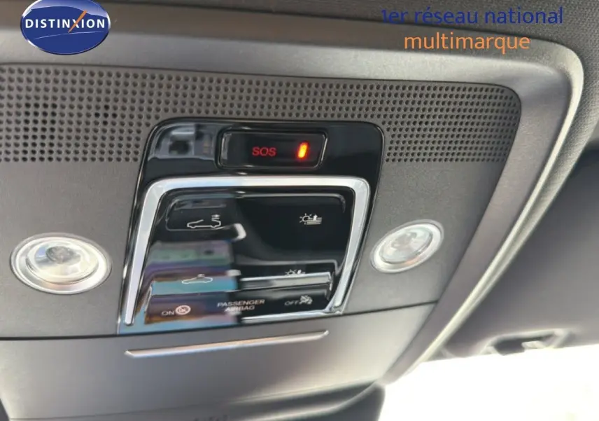 Vue en gros plan du panneau de commandes au plafond intérieur du BYD SEAL U blanc, avec bouton SOS illuminé en rouge.
