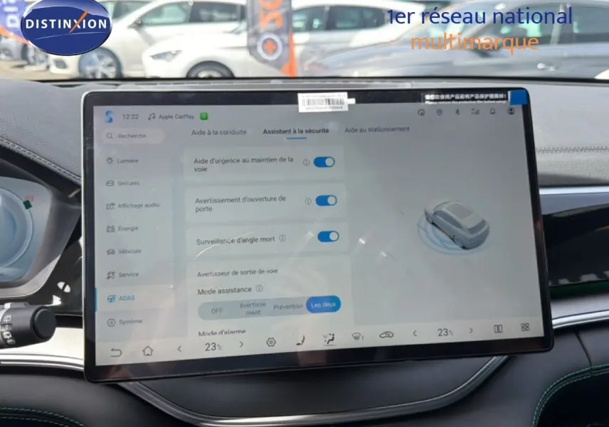 Écran tactile central du BYD SEAL U 2026 en vue intérieure, affichant les options d’assistance à la conduite.
