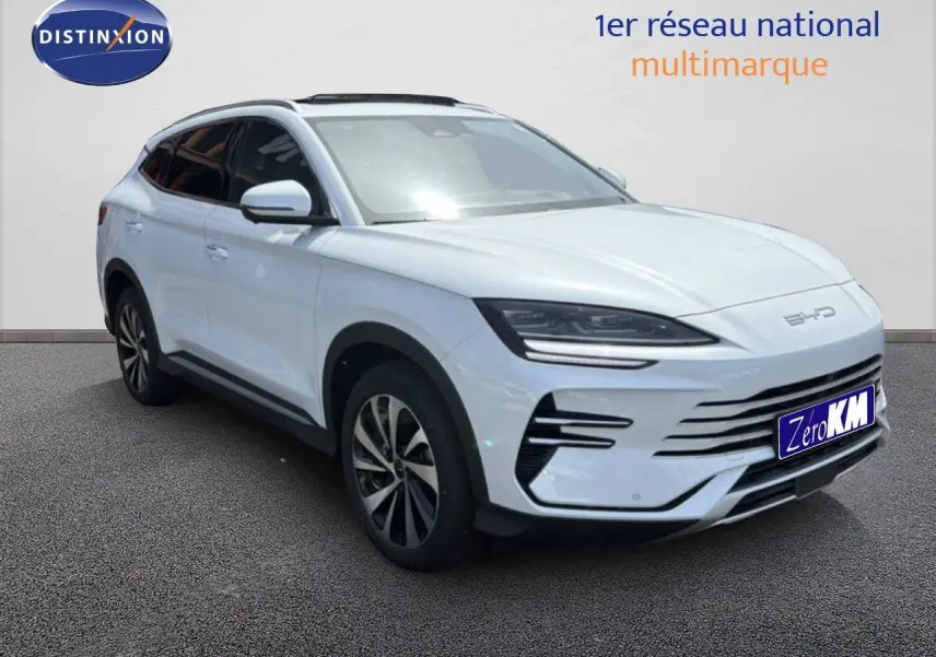Vue 3/4 avant droit du BYD SEAL U hybride rechargeable en blanc Snow White avec calandre épurée et phares LED fins.