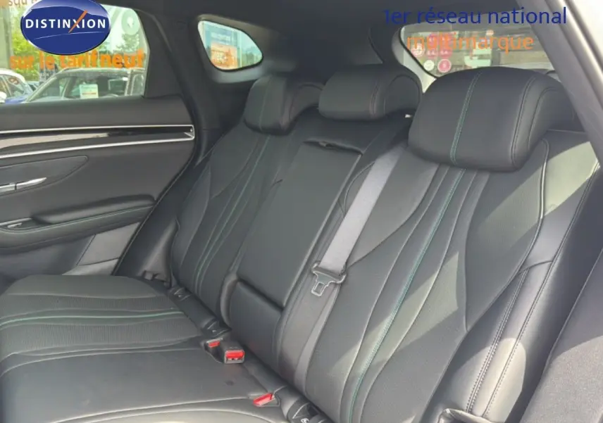Vue intérieure du siège arrière en cuir noir avec surpiqûres vertes du BYD SEAL U hybride rechargeable 2026.