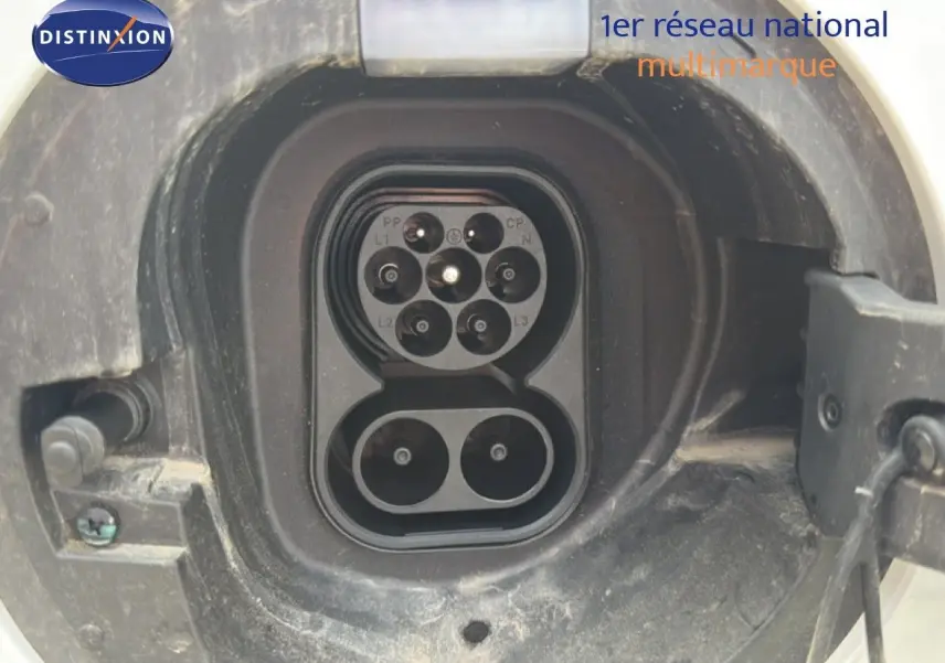 Gros plan sur la prise de recharge hybride du BYD SEAL U Snow White, montrant le connecteur électrique ouvert.