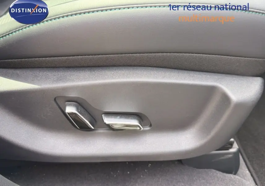 Gros plan sur les commandes de réglage électrique du siège côté gauche dans l'habitacle du BYD SEAL U Snow White.