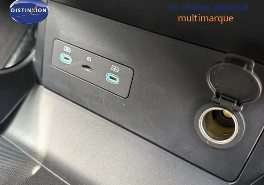 Prise allume-cigare et double port USB-C visibles dans l’habitacle du BYD SEAL U hybride Snow White.