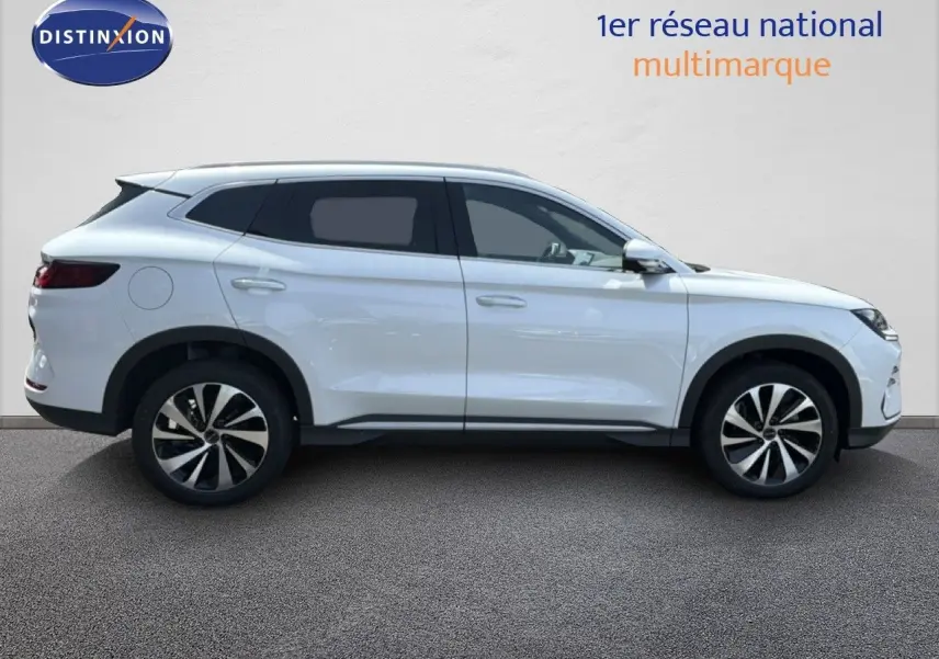 Vue de profil côté gauche du SUV BYD SEAL U 2026 en blanc Snow White avec jantes noires et détails modernes.