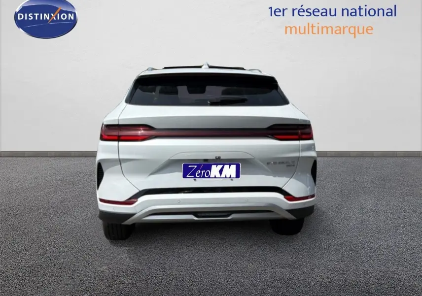 Vue arrière du BYD SEAL U hybride rechargeable en blanc Snow White, avec feux arrière étirés et hayon fermé.