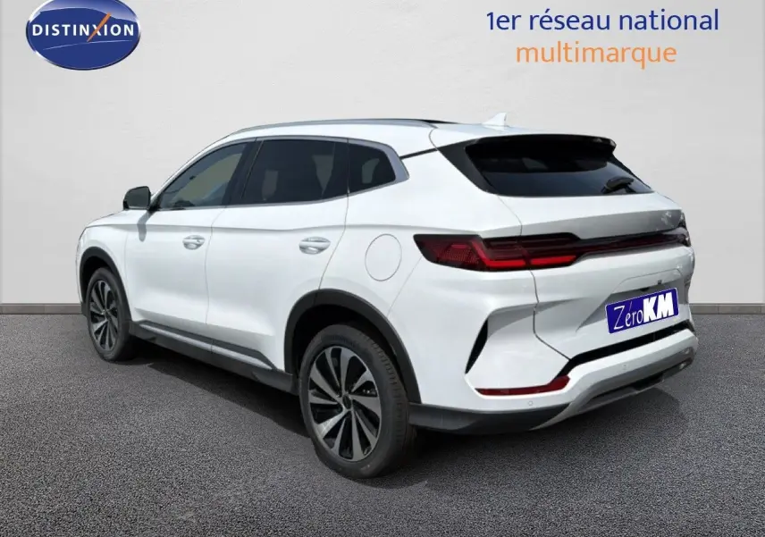Vue 3/4 arrière droite du SUV BYD SEAL U hybride rechargeable en blanc Snow White avec feux arrière LED et jantes alliage.
