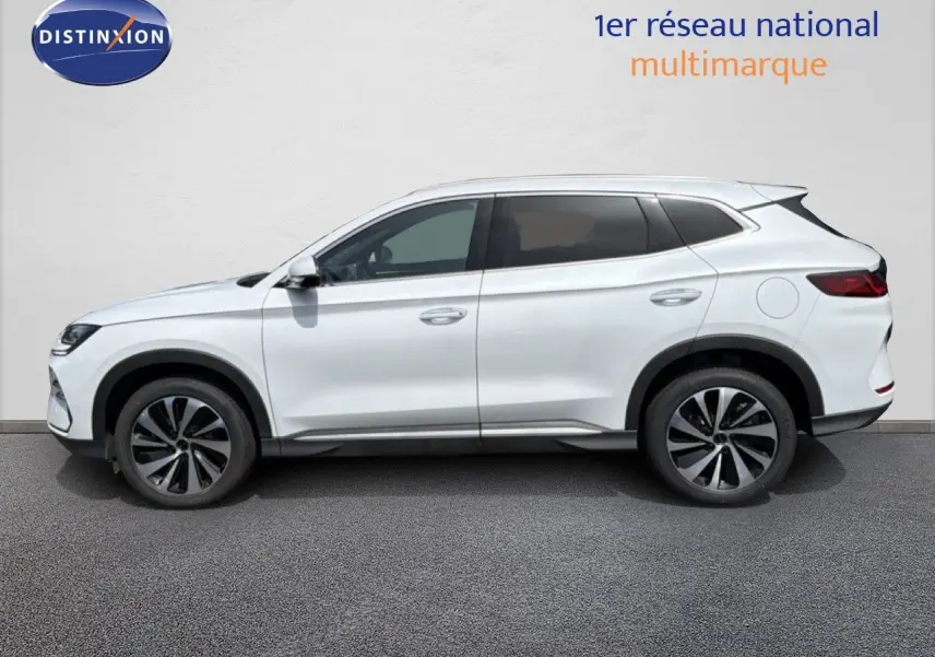 Vue de profil côté gauche du SUV BYD SEAL U hybride rechargeable en blanc Snow White, avec jantes modernes bicolores.