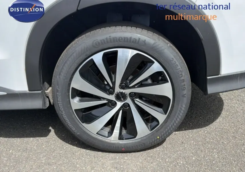 Gros plan sur la roue avant droite du BYD SEAL U 2026 en blanc Snow White, avec jante alliage bicolore.