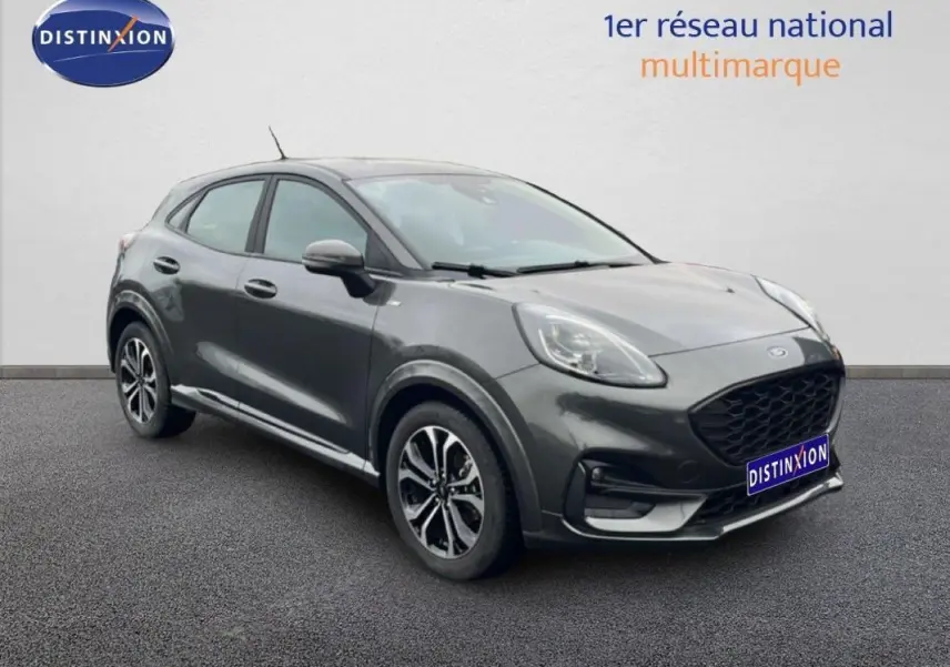 Ford Puma gris foncé vue 3/4 avant droit, avec jantes alliage 17 pouces et calandre noire distinctive.