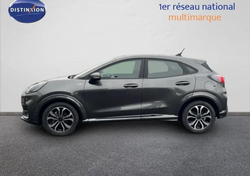 Vue de profil côté gauche d'un Ford Puma gris foncé avec jantes alliage 17 pouces sur fond neutre.