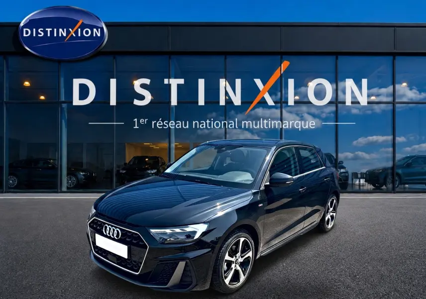 Audi A1 Sportback noir vue 3/4 avant droit, avec jantes alliage et calandre hexagonale distinctive S line.