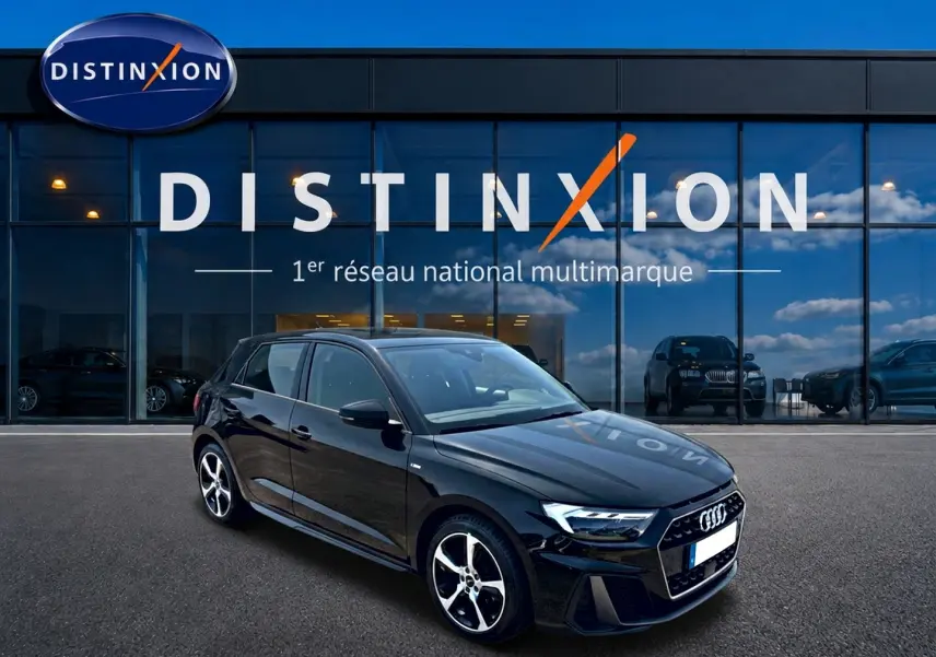 Audi A1 Sportback noir vue 3/4 avant droit, avec jantes alliage et calandre hexagonale distinctive S line.