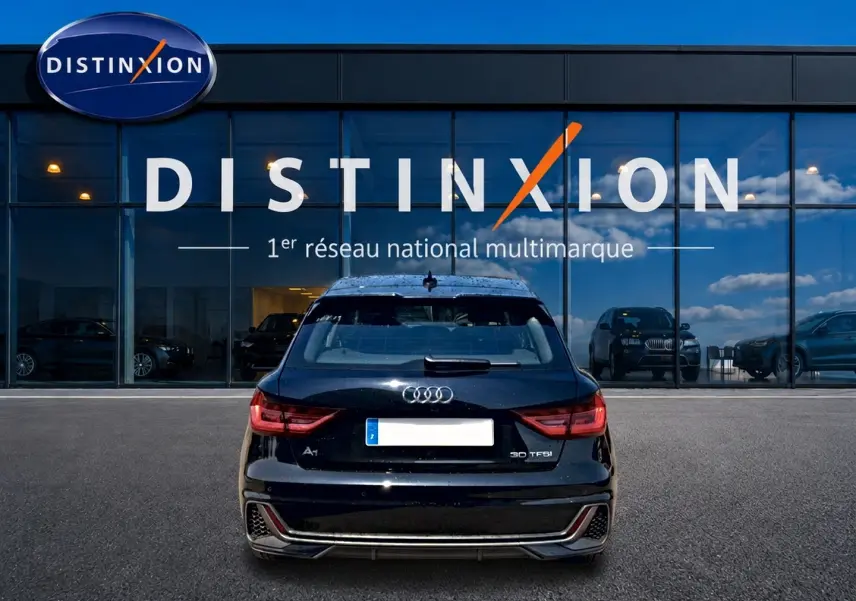 Vue arrière d'une Audi A1 Sportback noire 30 TFSI S line 2026, avec feux LED et becquet arrière visible.