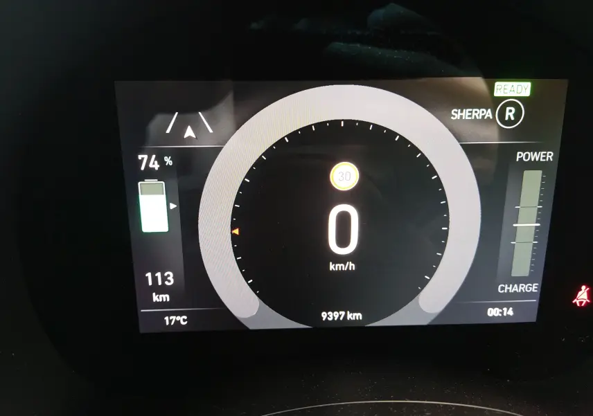 Tableau de bord numérique de la Fiat 500 électrique 2024 affichant vitesse à 0 km/h, batterie à 74% et autonomie de 113 km.