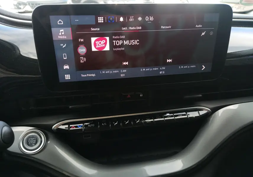 Vue rapprochée de l'écran tactile central et des commandes de climatisation de la Fiat 500 électrique noire 2024.