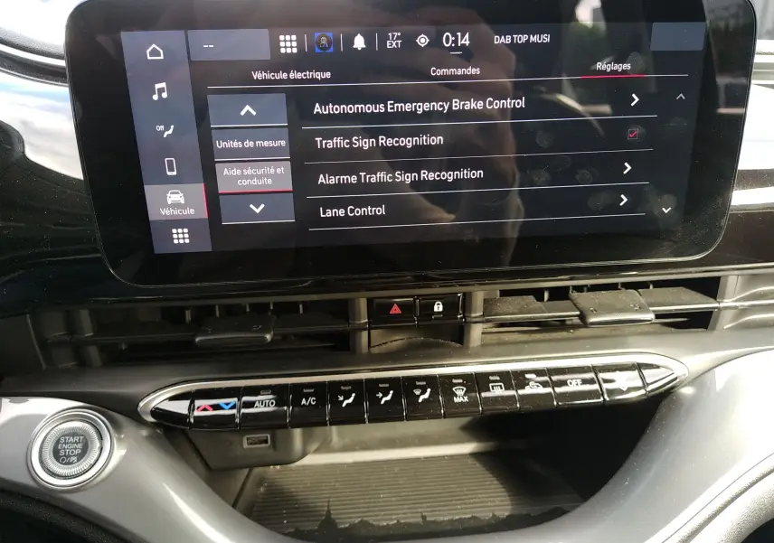 Vue rapprochée de l’écran tactile central et des commandes de climatisation de la Fiat 500 électrique noire 2024.