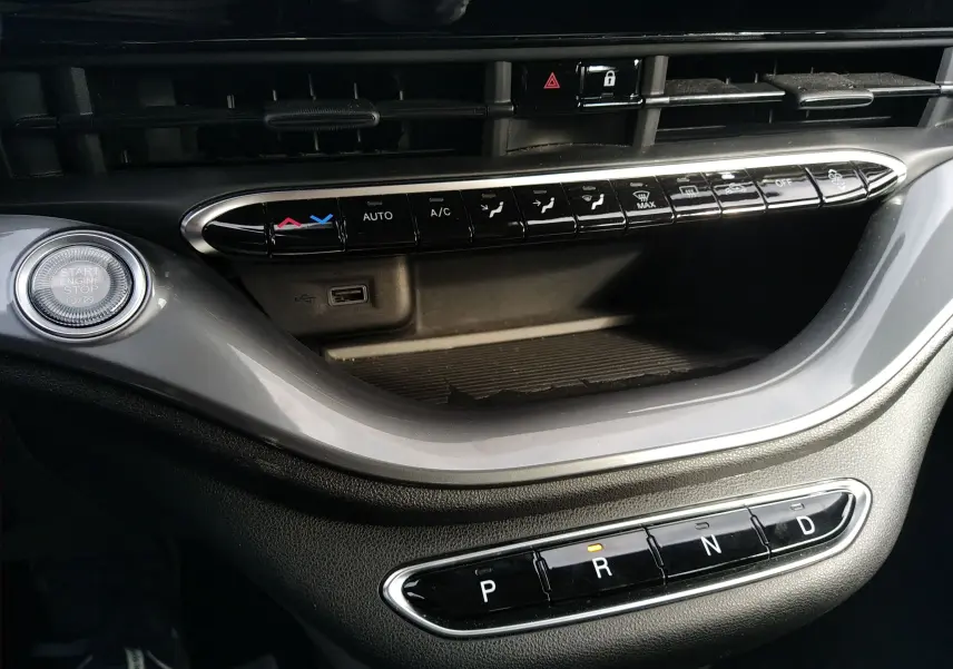 Détail intérieur du tableau de bord de la Fiat 500 électrique 2024, avec commandes climatisation et sélection automatique des vitesses.