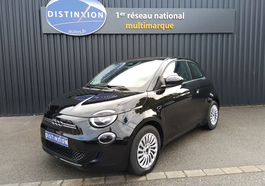 Fiat 500 électrique noire vue 3/4 avant droit, avec jantes argentées et calandre spécifique au modèle 2024.