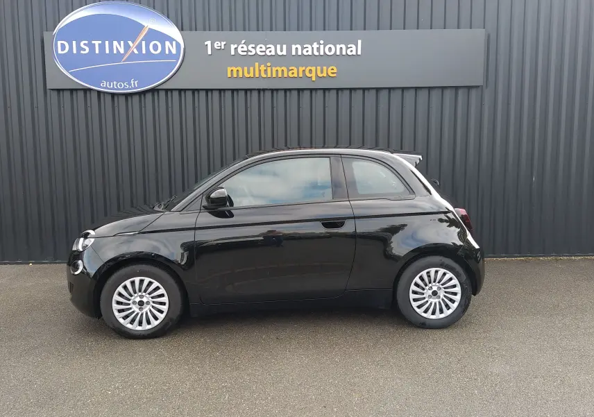 Profil côté gauche d'une FIAT 500 électrique noire 2024, compacte avec jantes argentées et vitres teintées.