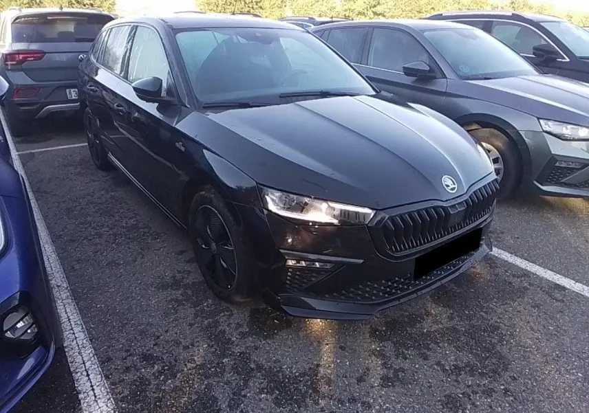 SKODA SCALA TSI 116 DSG7 Monte-Carlo noir Magic, vue 3/4 avant droit avec jantes noires et toit panoramique.