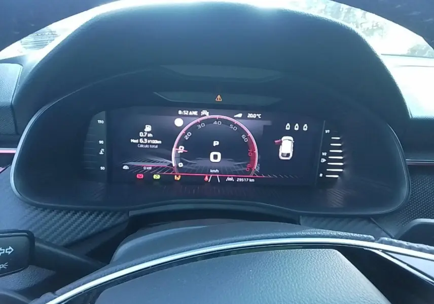Vue rapprochée du tableau de bord numérique de la Skoda Scala Monte-Carlo 2025, affichage vitesse et alertes.