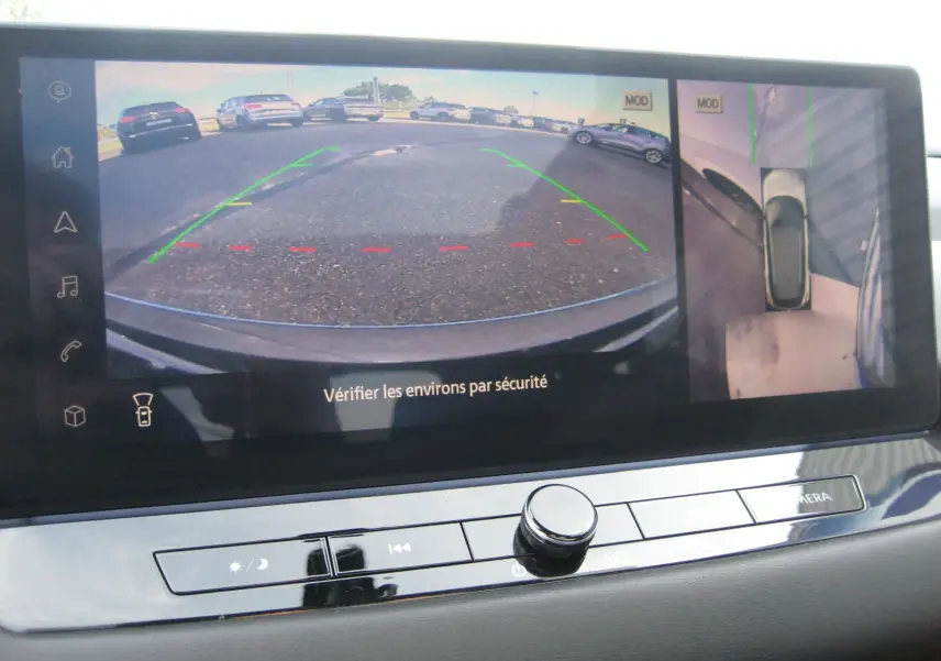 Écran multimédia du Nissan Qashqai blanc 2024 montrant la caméra de recul et la vue 360° en intérieur.