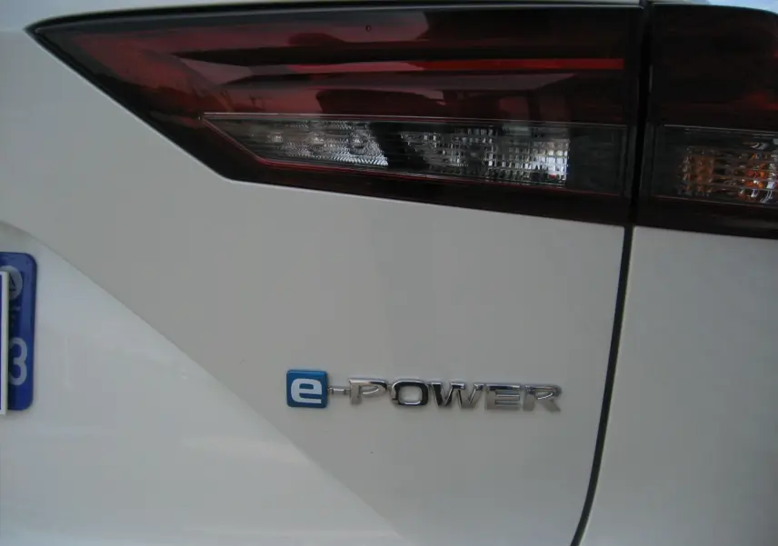 Gros plan sur le feu arrière droit blanc du Nissan Qashqai 2024 avec le badge e-POWER visible.