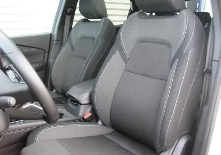 Vue rapprochée des sièges avant noirs avec surpiqûres blanches du Nissan Qashqai blanc 2024, version N-Connecta.