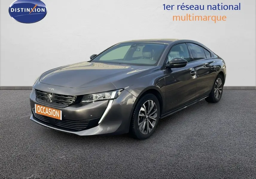Peugeot 508 gris platinium métal en 3/4 avant droit, avec feux LED et jantes alliage biton.