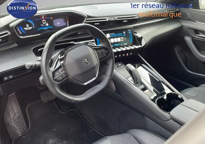 Vue intérieure côté conducteur du Peugeot 508 2023, tableau de bord moderne avec écran tactile et volant compact noir.