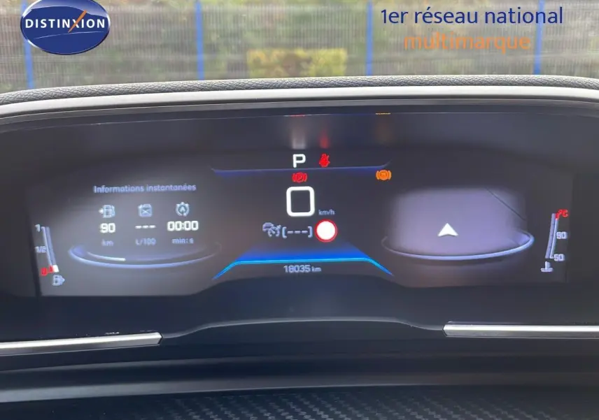 Tableau de bord numérique de Peugeot 508 gris platinium, affichant vitesse, autonomie et température moteur.